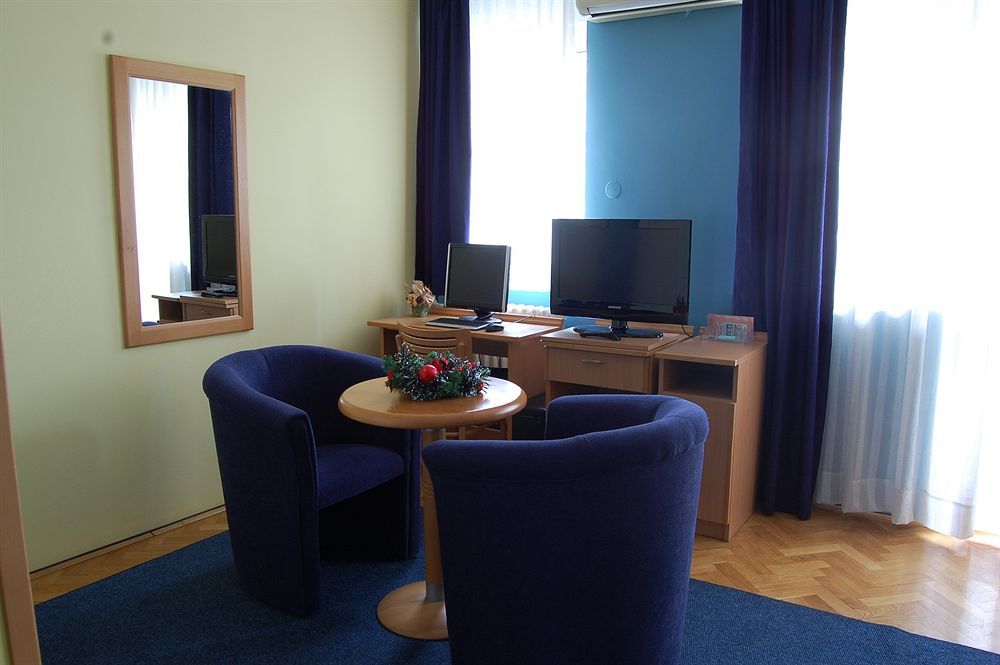 Voyager Bed & Breakfast Novi Sad Buitenkant foto