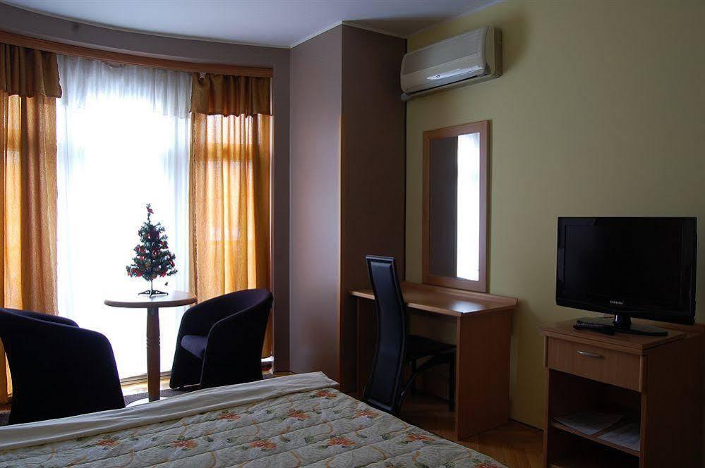 Voyager Bed & Breakfast Novi Sad Buitenkant foto